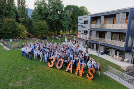 Photo de groupe rassemblant clients et salariés lors des 30 ans d'Aktid