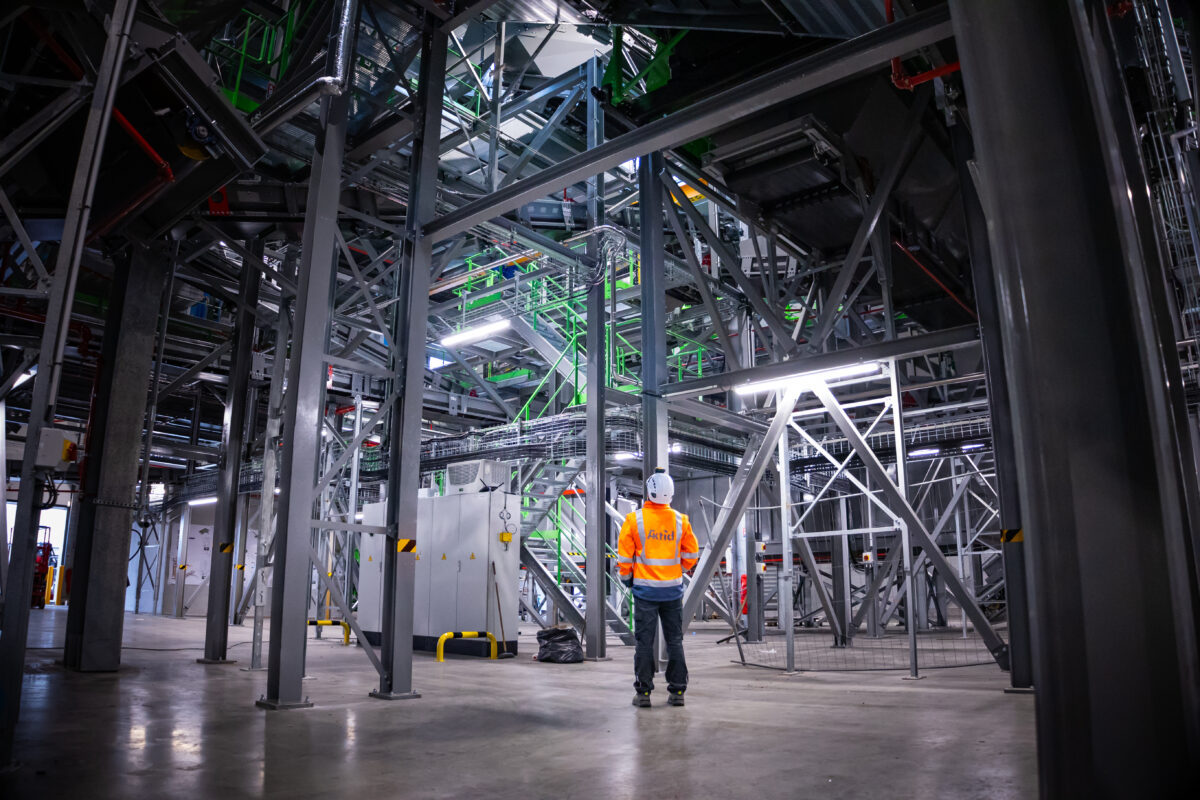 Vue d'en bas de la ligne de tri de déchets de Chambéry.