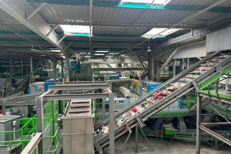 Vue d'ensemble de la ligne de tri de déchets du SIAVED.