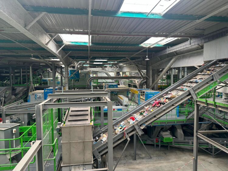 Vue d'ensemble de la ligne de tri de déchets du SIAVED.