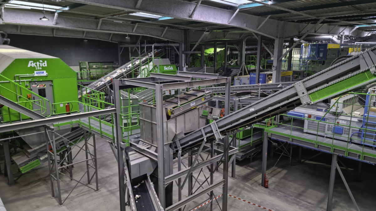 Vue d'ensemble du centre de tri de collecte sélective du SIAVED.