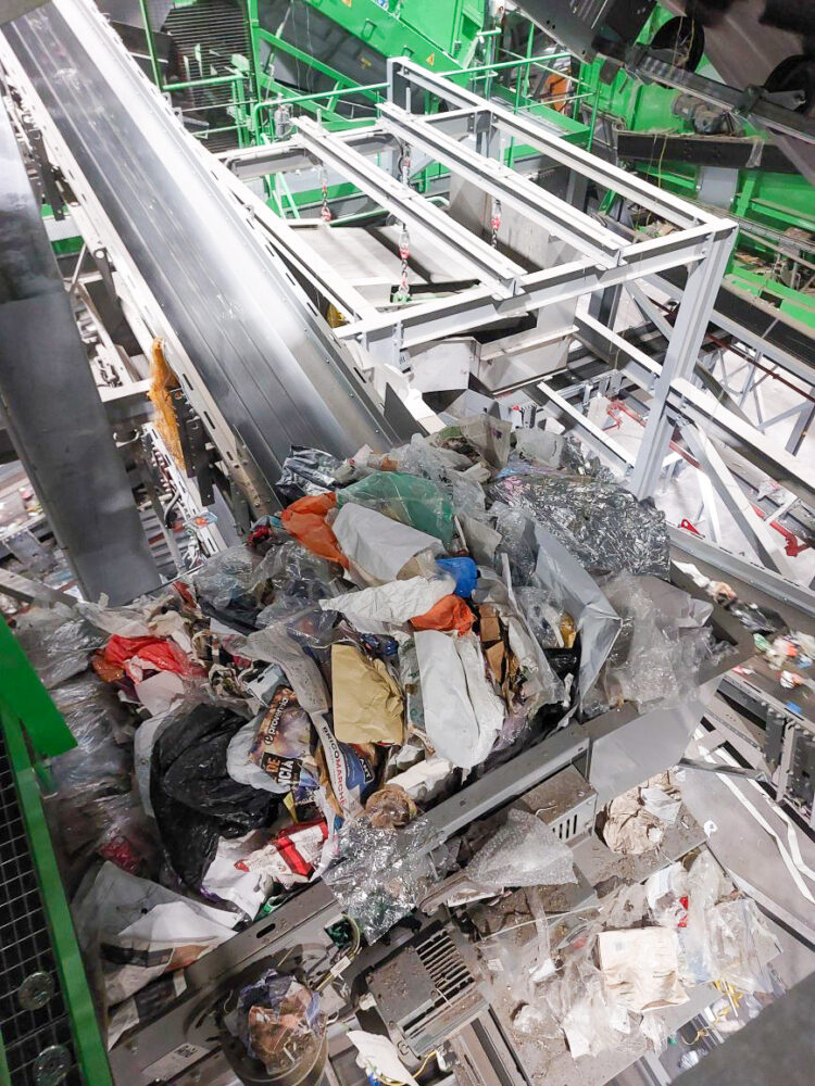 Vue d'ensemble d'un centre de tri de déchets mettant en avant la problématique des bourrages