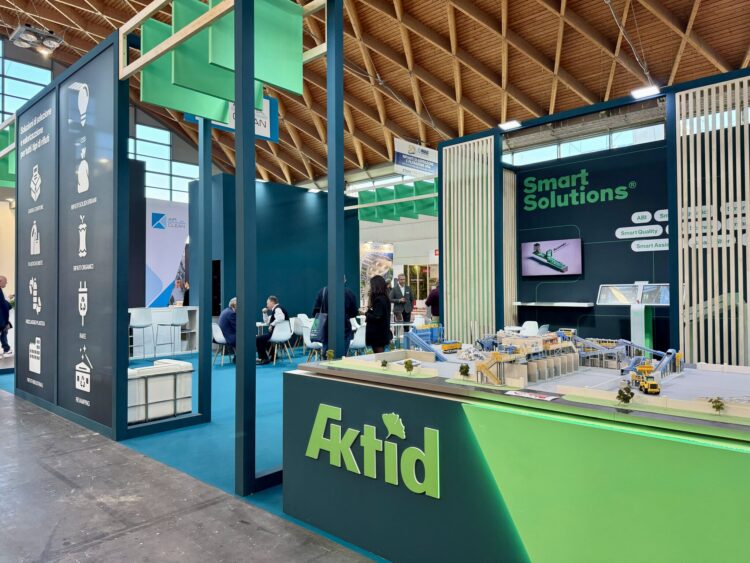 Stand AKTID lors du salon Ecomundo en Italie.