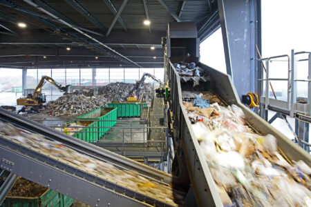 Photographie illustrant un flux de déchets dans un centre de tri