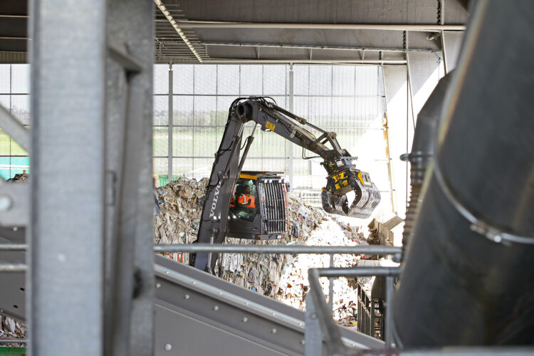 Photographie illustrant un déchargement dans un centre de tri de déchets