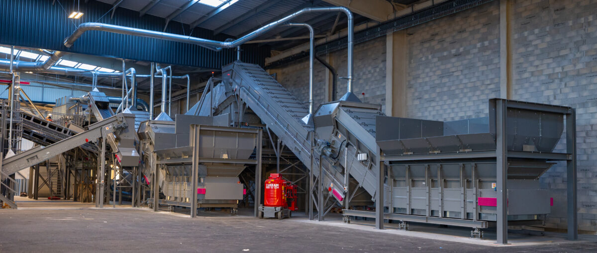 Photo illustrant le centre de tri d'Azura Recyclage