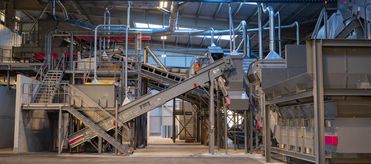 Photo illustrant le centre de tri d'Azura Recyclage