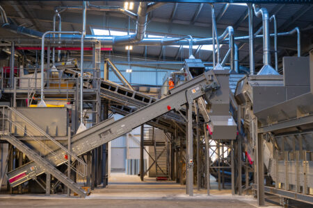 Photo illustrant le centre de tri d'Azura Recyclage
