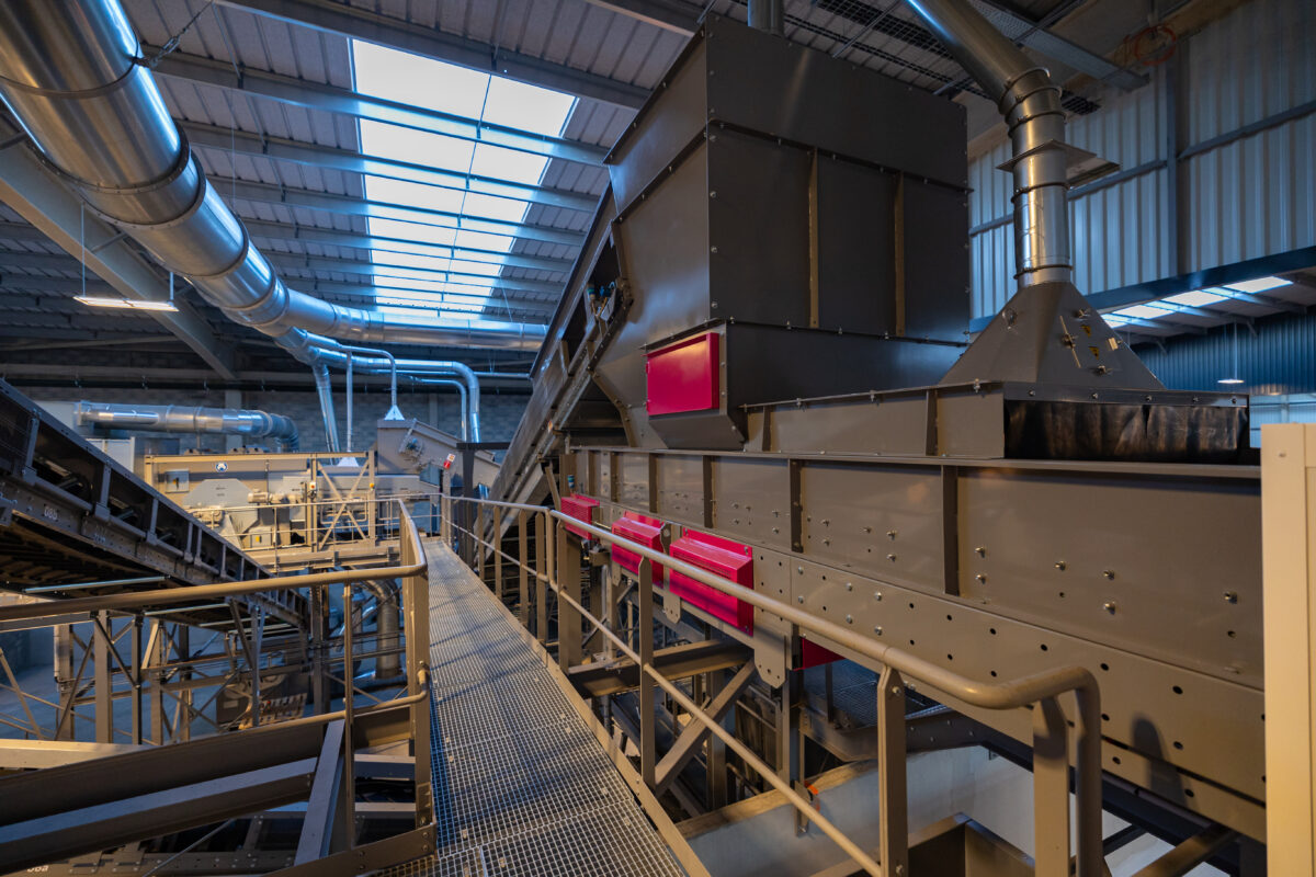 Photo illustrant le centre de tri d'Azura Recyclage