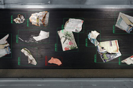 Photo illustrant la détection par IA d'un flux de déchets papier sur un tapis de convoyeur, pour analyser la qualité du flux dans un centre de tri