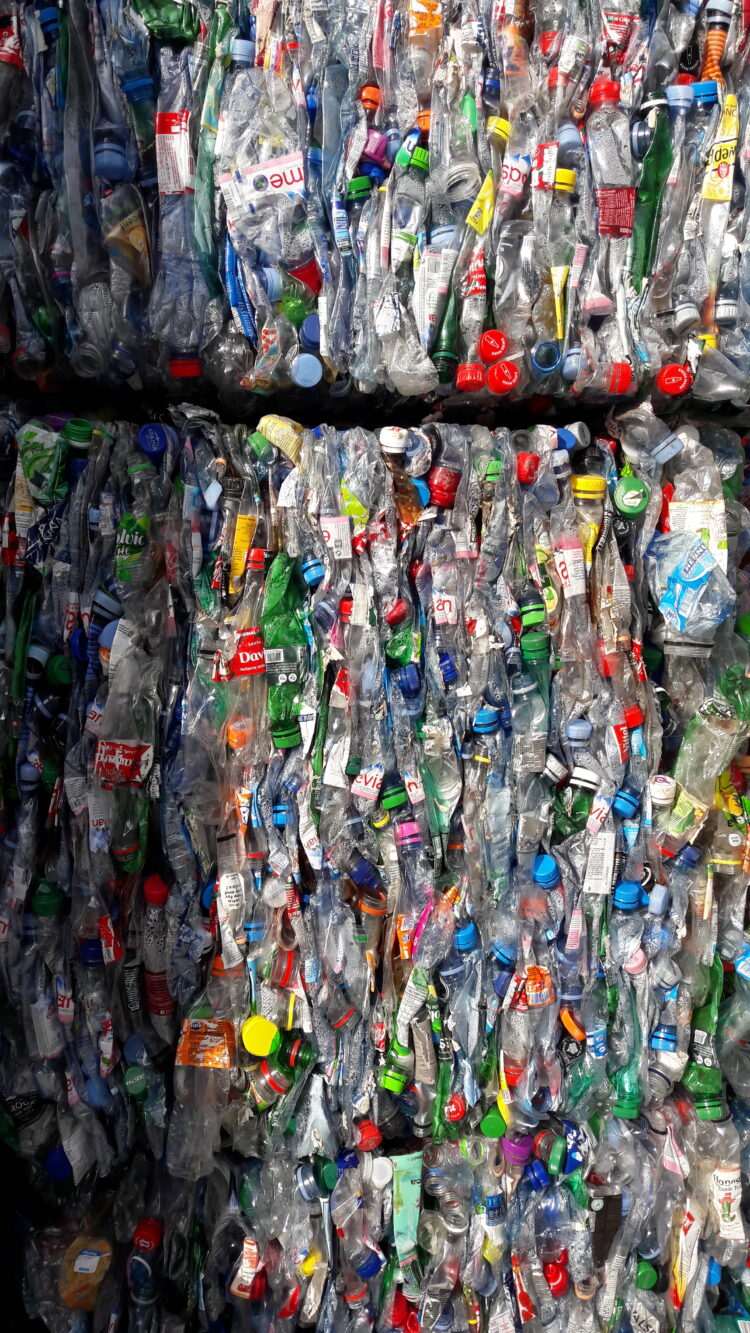 photo illustrant le conditionnement de déchets plastiques